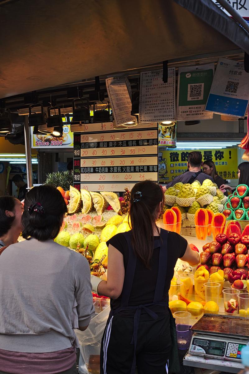 Street views: corner market fruit – Taipei, Taiwan