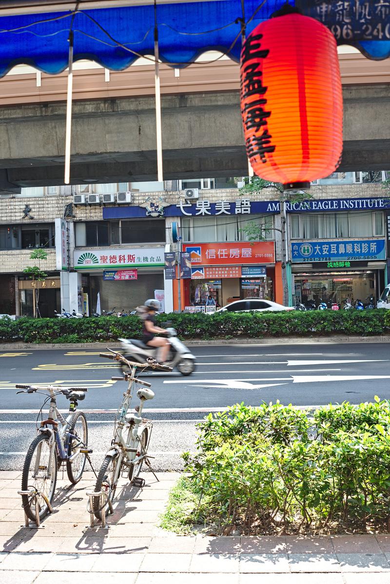 Street views: motorist & lantern – Taipei, Taiwan