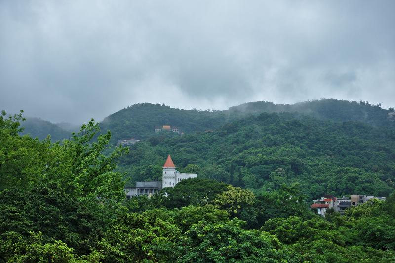 Exploring Taipei – walking from the National Palace Museum to our hotel. Taipei, Taiwan