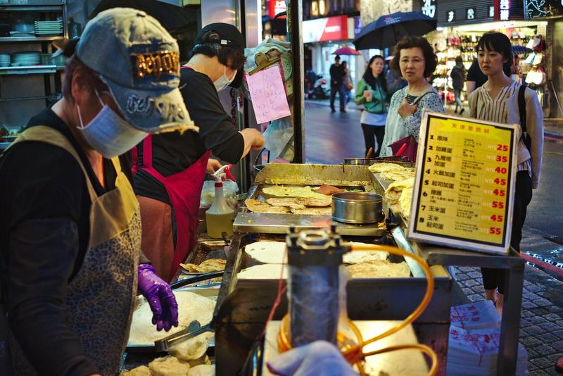 Making pancakes at Tianjing Chong Zhua Pancake (scallion pancakes) Taipei, Taiwan