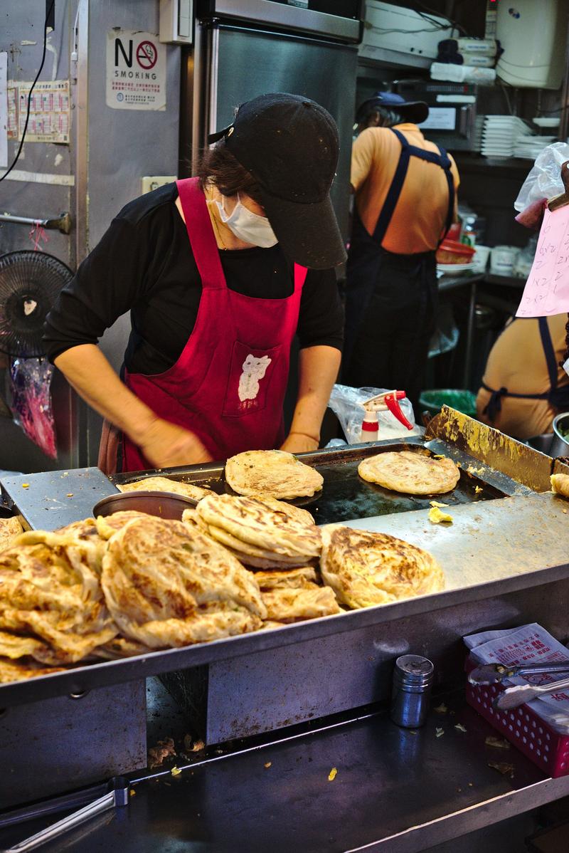 Making pancakes at Tianjing Chong Zhua Pancake (scallion pancakes) Taipei, Taiwan