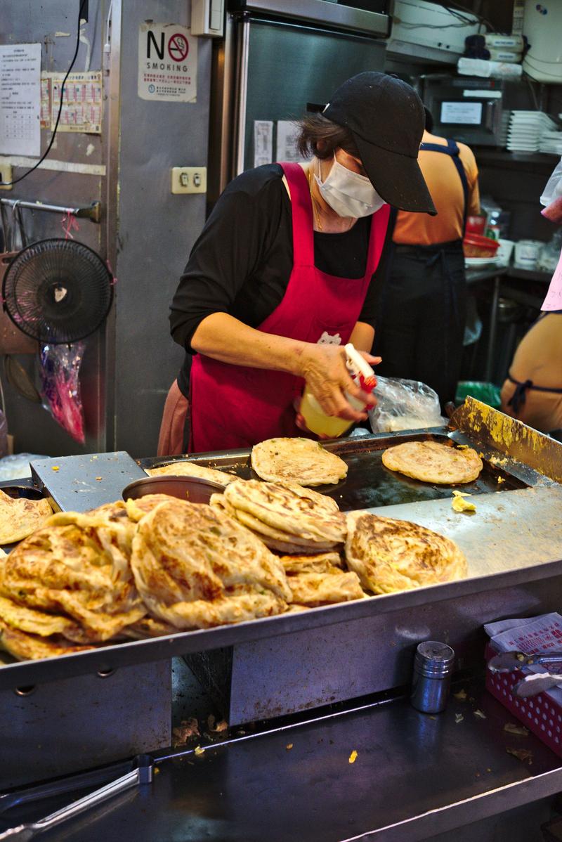 Making pancakes at Tianjing Chong Zhua Pancake (scallion pancakes) Taipei, Taiwan