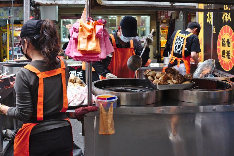 Fuzhou Pepper Buns (pork pepper buns) stand at Roahe night market, Taipei, Taiwan.