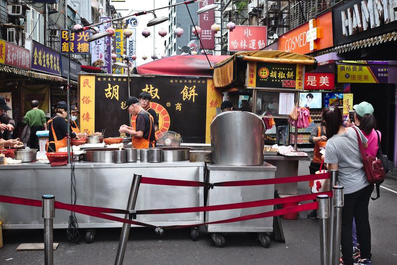 Fuzhou Pepper Buns (pork pepper buns) stand at Roahe night market, Taipei, Taiwan.