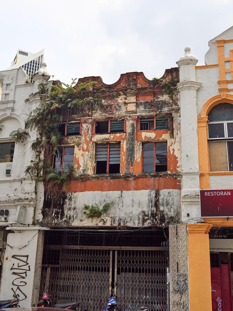 Street view, mossy building, Kuala Lumpur, Malaysia